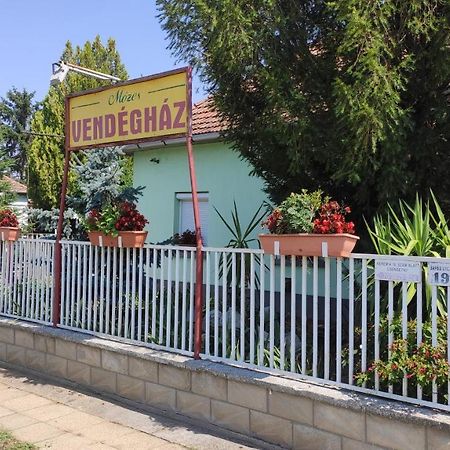 Opusztaszeri Mozes Vendeghaz Hotell Exteriör bild