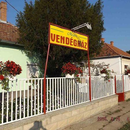 Opusztaszeri Mozes Vendeghaz Hotell Exteriör bild