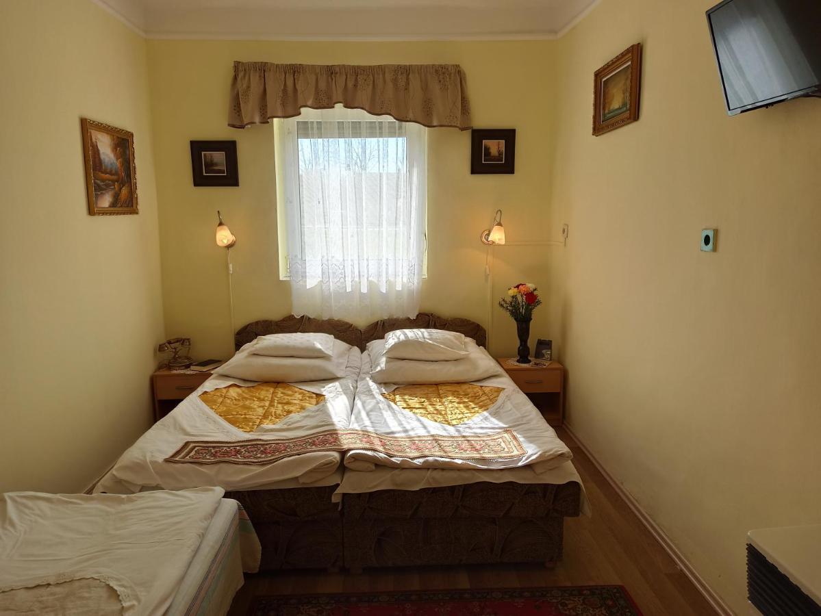 Opusztaszeri Mozes Vendeghaz Hotell Exteriör bild