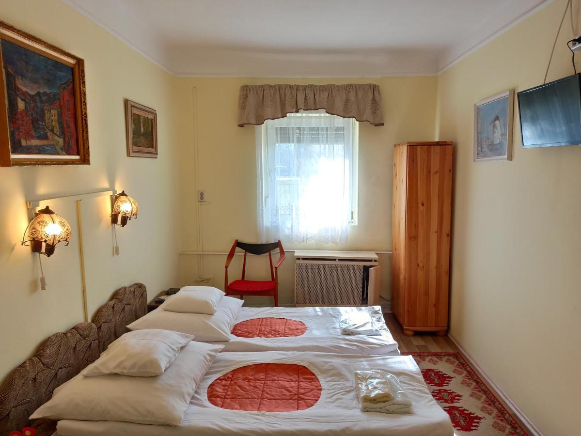 Opusztaszeri Mozes Vendeghaz Hotell Exteriör bild