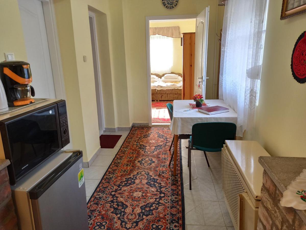 Opusztaszeri Mozes Vendeghaz Hotell Exteriör bild