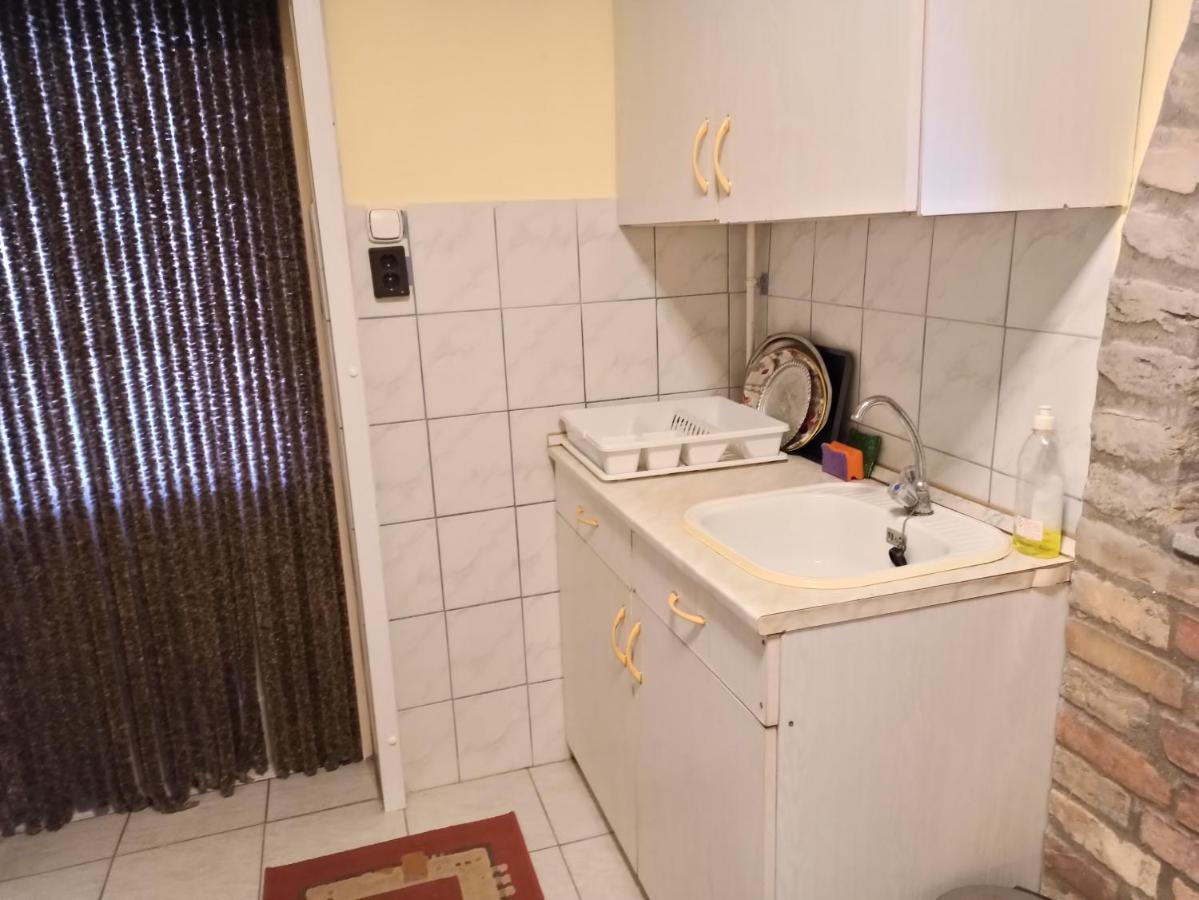Opusztaszeri Mozes Vendeghaz Hotell Exteriör bild