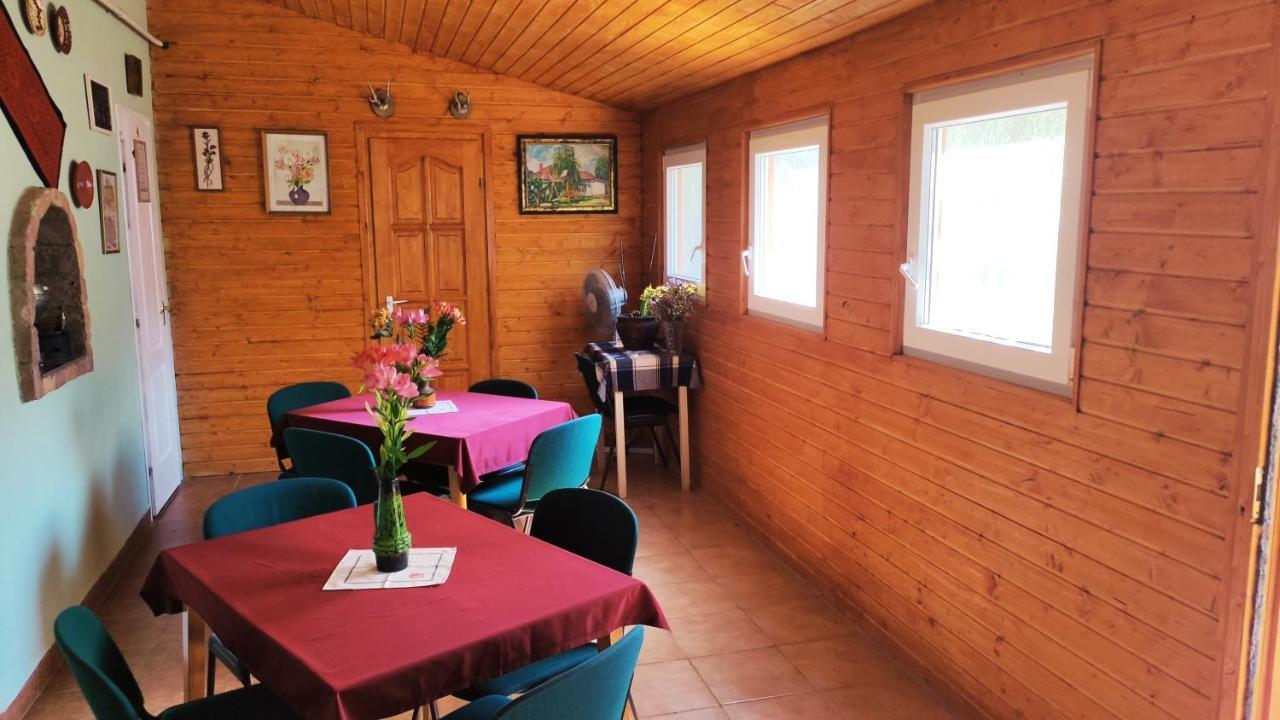 Opusztaszeri Mozes Vendeghaz Hotell Exteriör bild