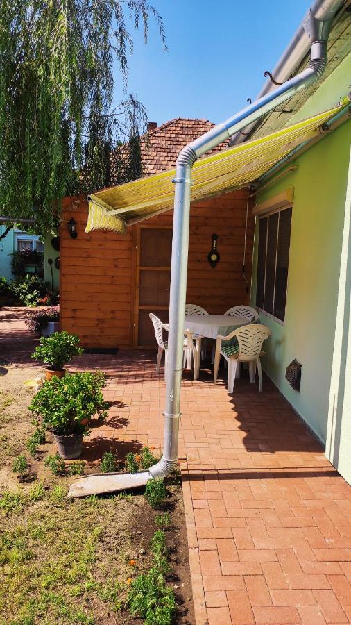 Opusztaszeri Mozes Vendeghaz Hotell Exteriör bild