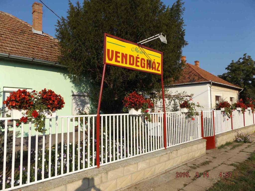 Opusztaszeri Mozes Vendeghaz Hotell Exteriör bild