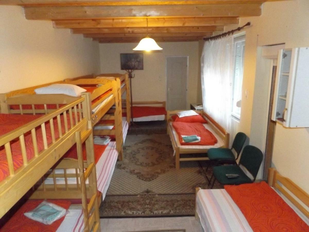 Opusztaszeri Mozes Vendeghaz Hotell Exteriör bild
