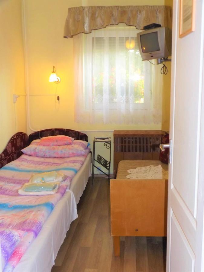 Opusztaszeri Mozes Vendeghaz Hotell Exteriör bild